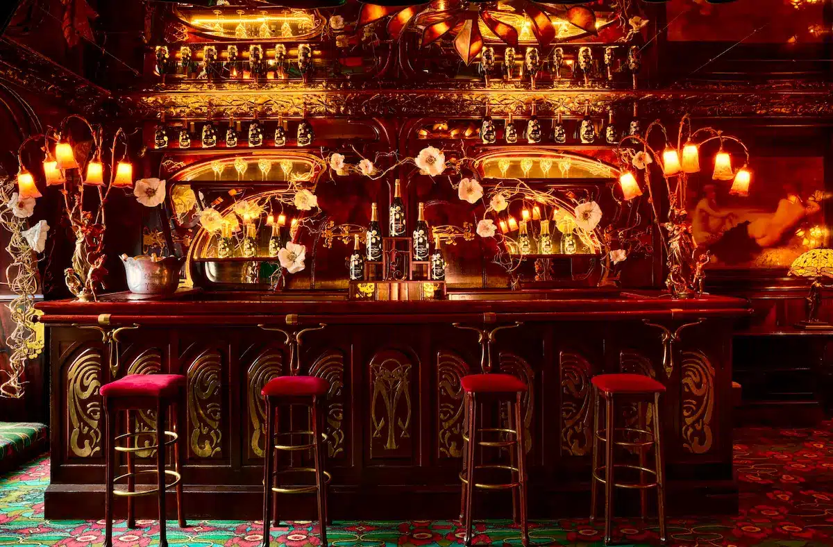 Un bar à champagne éphémère chez Maxim's façon Belle Époque