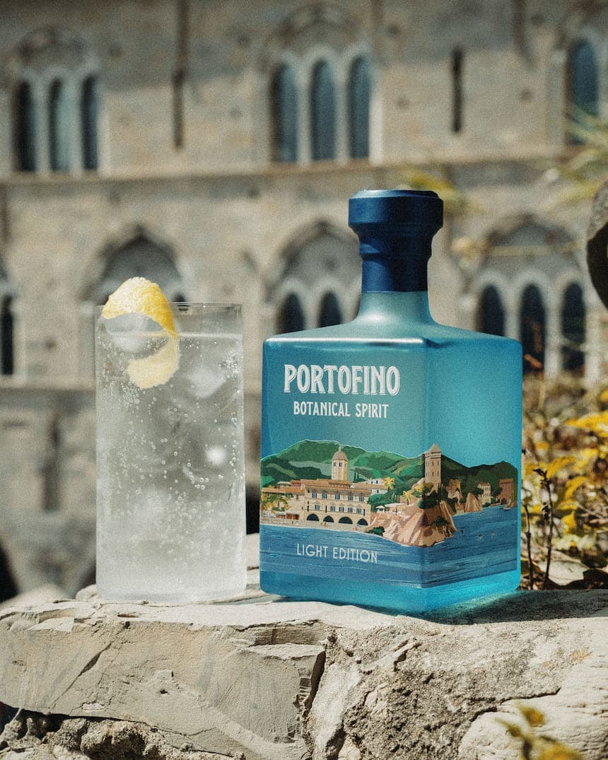 Bouteille de Portofino Botanical Spirit Light Edition avec un cocktail au citron