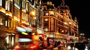 Harrods et les illuminations de Noël à Londres © AdobeStock_Sampajano-Anizza
