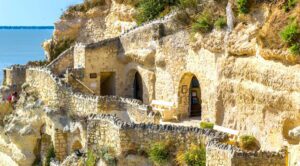 Meschers-sur-Gironde et ses grottes troglodytiques © AdobeStock_Bernard GIRARDIN