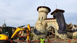 Un village recycle les décors du Parc Asterix