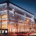 Le bâtiment Louis Vuitton en forme de malle sur les Champs-Élysées à Paris