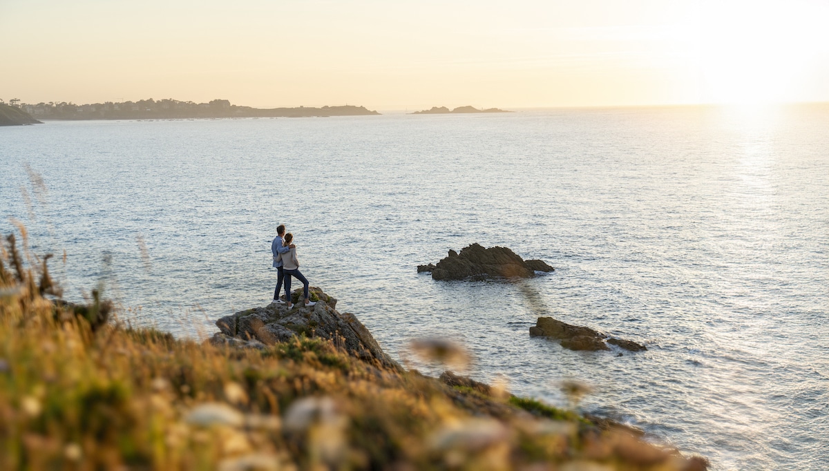 situé entre le Mont Saint-Michel et le Cap Fréhel aux portes de Saint-Malo et du golf de Saint-Briac