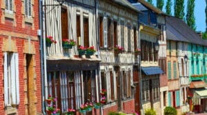 Façades à colombages fleuries dans une rue de Blangy-le-Château