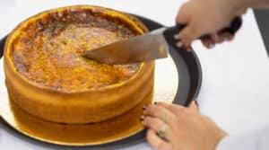 Découpe d’un flan pâtissier lors du Concours du Meilleur Flan Pâtissier de France à Lyon