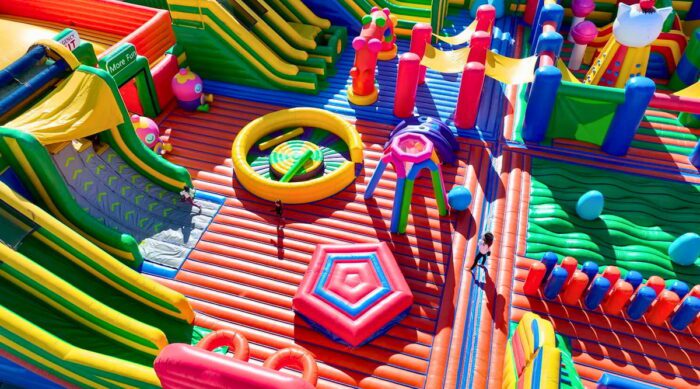 Vue d’ensemble du parc gonflable FunBox à Rosny 2 près de Paris