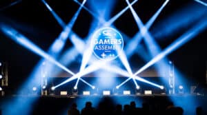 Scène de la Gamers Assembly à Poitiers avec le logo de l’événement et un jeu de lumières bleues