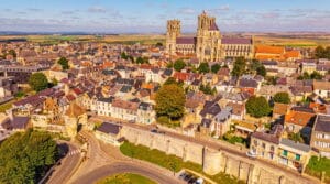 Vue panoramique de Laon avec ses remparts et sa cathédrale gothique