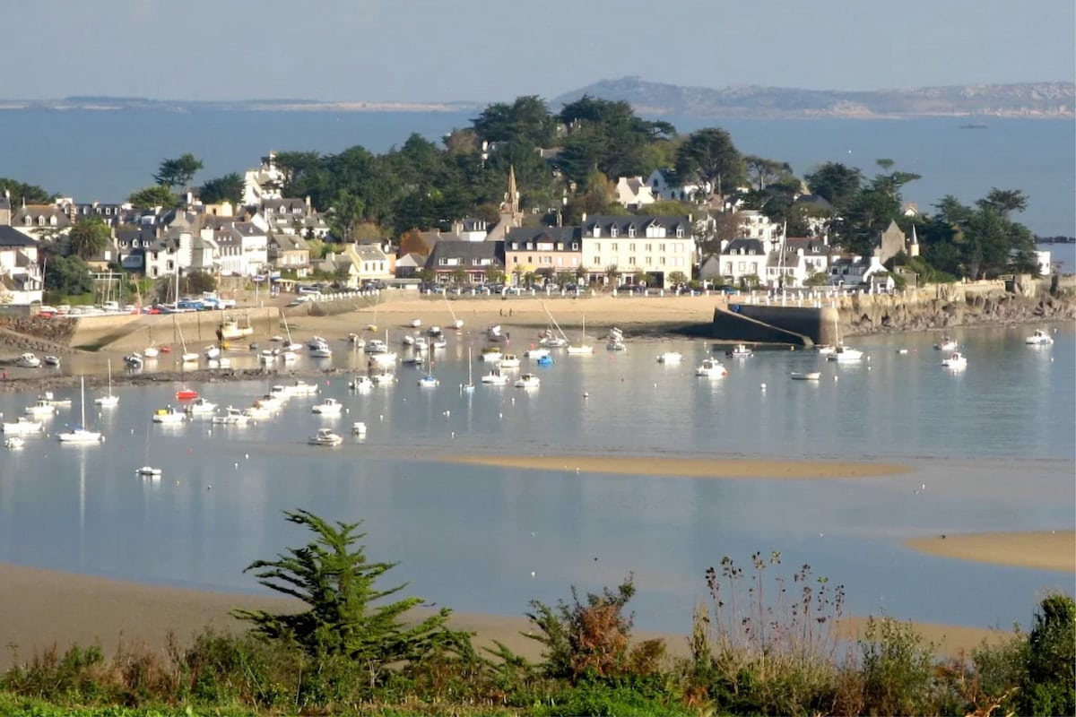 Vue sur Locquirec, son port et ses maisons au bord de l’eau