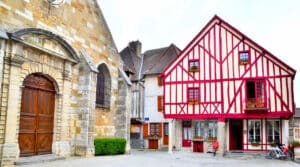 Maison à pans de bois et église Saint-Martin à Nolay en Côte-d’Or