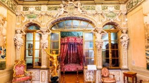 Chambre baroque du Palais Lascaris à Nice avec lit d’apparat, sculptures et décors dorés