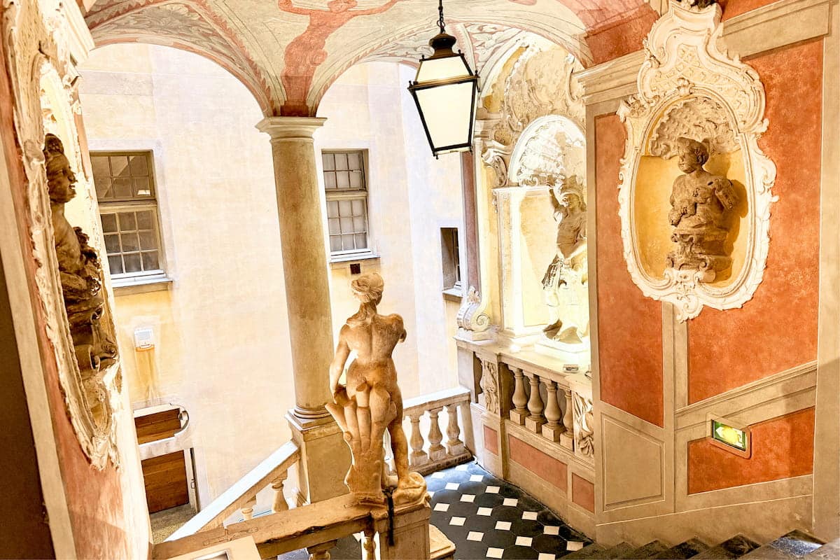 Escalier d’honneur du Palais Lascaris à Nice avec statues, fresques et décor baroque