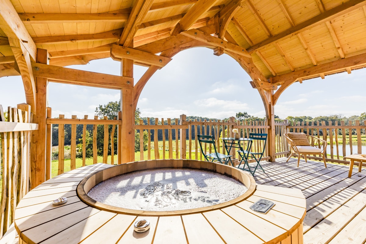 Les extérieurs qui bordent les logements sont des plus agréables, entre prairie et forêt. 