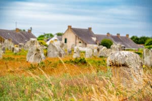 Les alignements de Carnac attirent environ 700 000 visiteurs par an.
