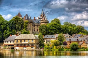 Le Château de Combourg est entouré par un parc arboré de 25 hectares.