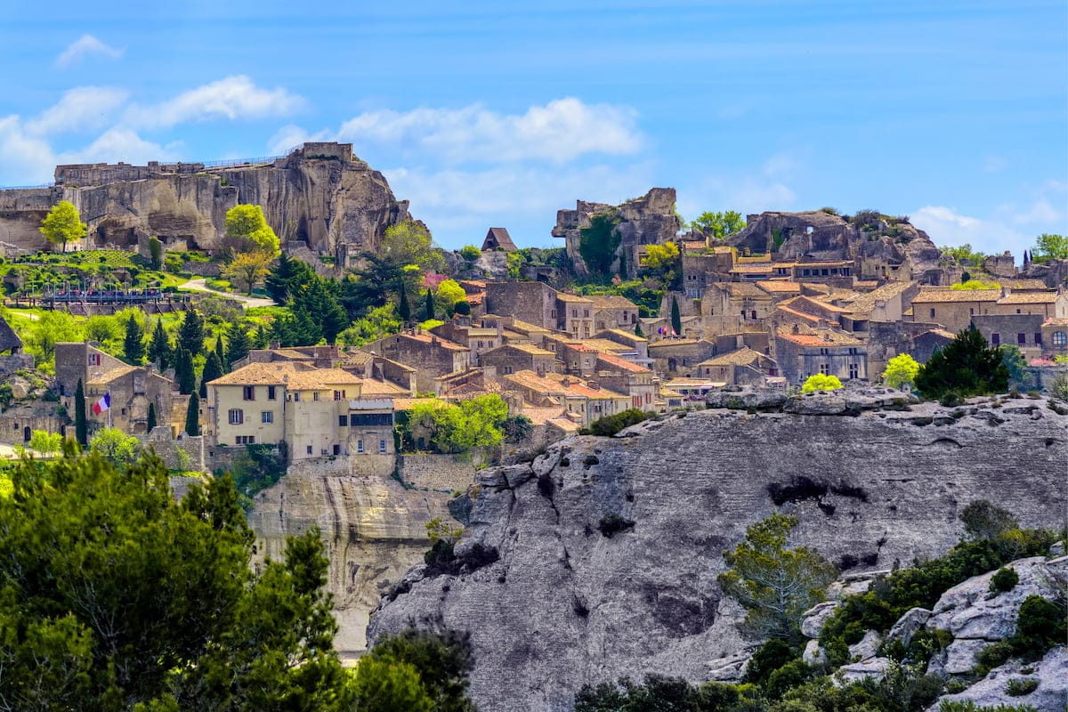 Les Baux-de-Provence perché sur son plateau rocheux dans les Alpilles, en Provence