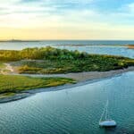 Vue aérienne de l’estuaire de l’Orne à Caen la mer, entre eau, nature et bateaux