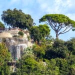 La cascade de la colline du Château dans son écrin de verdure à Nice