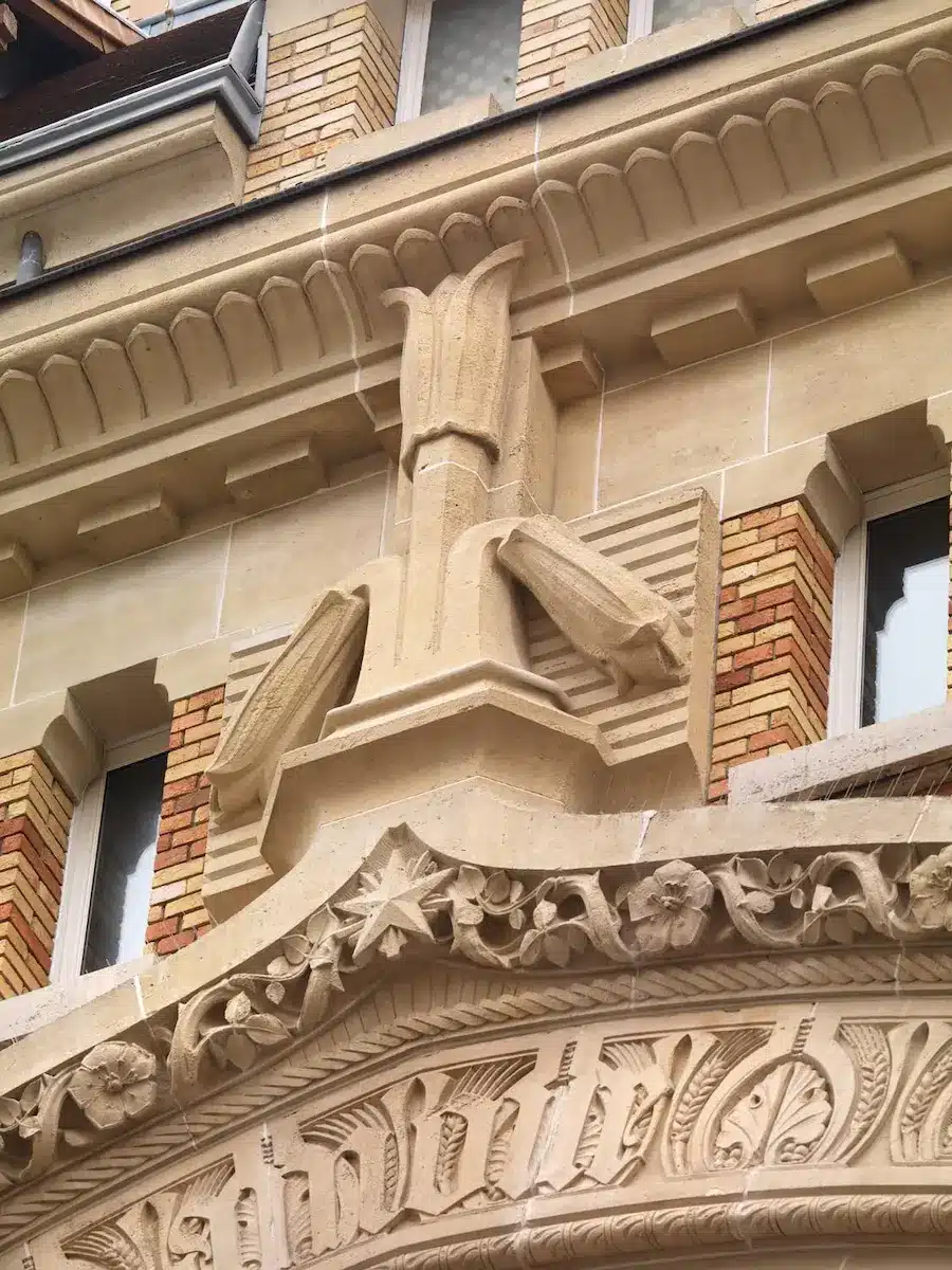 Façade, entrée-porche principale de la Société théosophique © Asseline Stéphane