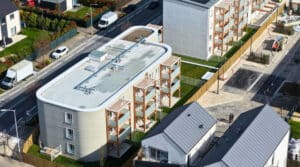 Le premier immeuble imprimé en 3D en France à Bezannes, près de Reims, vu en hauteur dans son quartier résidentiel
