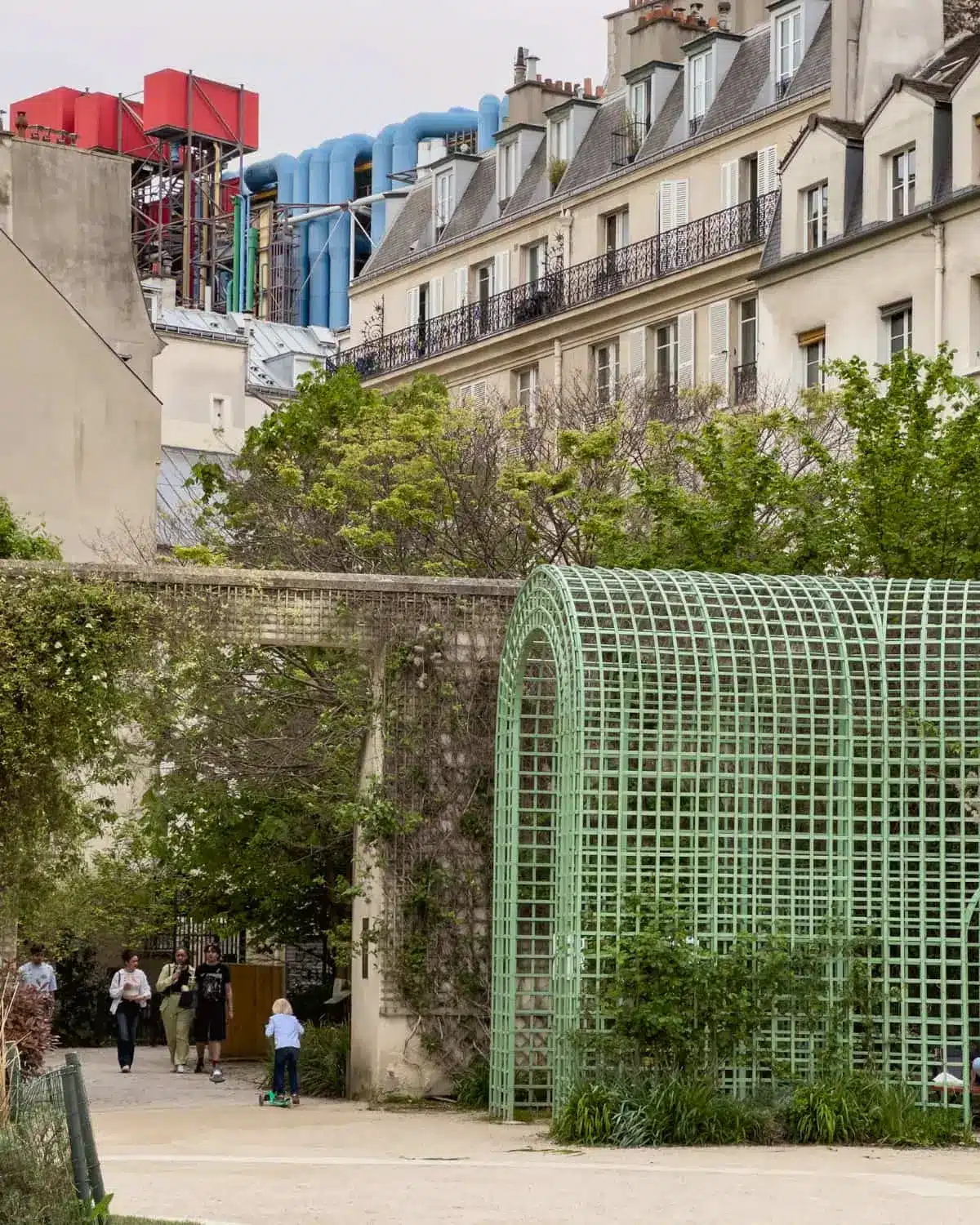 Jardin Anne Frank, vue sur le Centre Pompidou