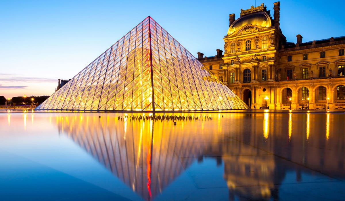 La pyramide du Louvre illuminée en soirée a Paris
