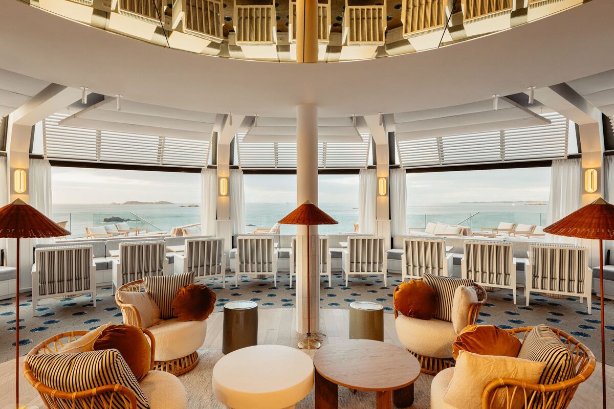 On vous recommande d'aller marcher le long de la plage Saint-Énogat, qui est située en contrebas de l'hôtel. 