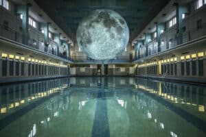 Une lune s'était invitée dans la piscine à l'occasion des Tombées de la nuit en 2017. @NicolasJoubard