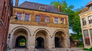 La Porte de Gand dans le Vieux-Lille avec sa façade en briques rouges et ses arches