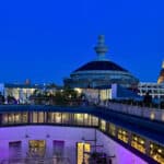 Le rooftop du musée Guimet avec vue sur la tour Eiffel à Paris au coucher du jour