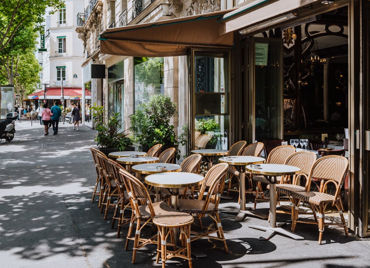 Terrasse estivale parisienne @ Adobe Stock