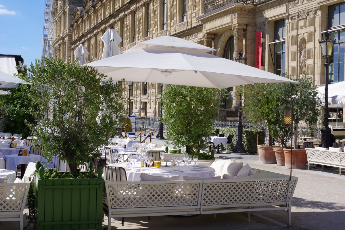 Grande terrasse estival d'hôtel à Paris @ Adobe Stock