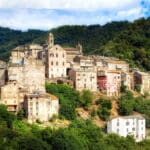 Vescovato, village perché de Haute-Corse, entouré de collines verdoyantes