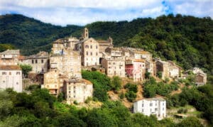 Vescovato, village perché de Haute-Corse, entouré de collines verdoyantes