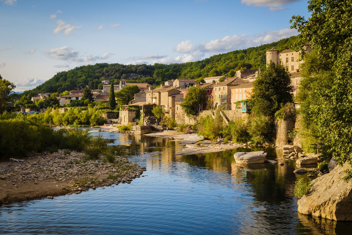 Rivière de l’Ardèche et village de Vogüé