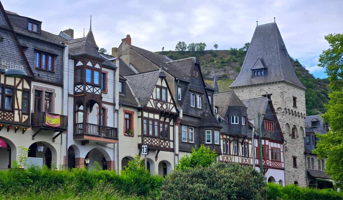 Bacharach, façades près de la voie ferrée