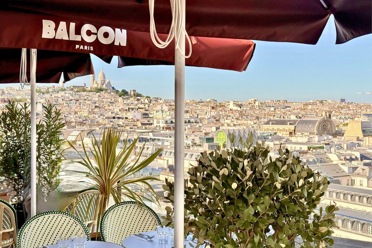 Balcon Paris sur le rooftop des Galeries Lafayette avec le Sacré-Cœur et les toits de Montmartre