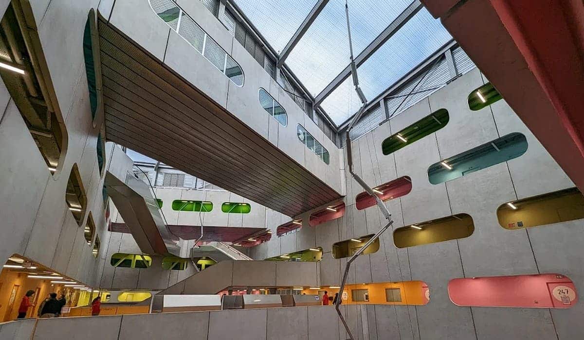 Campus universitaire de Paris Jussieu intérieur restauré moderne