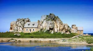 Une maison coincée entre deux rochers. @RegardsMosaik