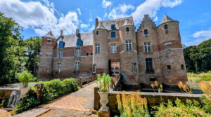 Le Château d’Esquelbecq entouré de douves et de jardins près de Lille