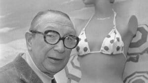 Louis Réard posant à côté du bikini en 1974 © Getty Bettmann - Zigzag