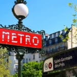 Entrée de métro Saint-Germain-des-Prés à Paris sous un ciel bleu