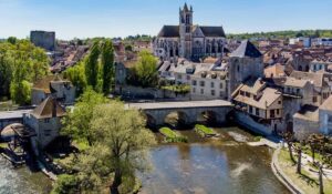 Moret-sur-Loing, vue panoramique du village traversé par le Loing