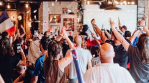 Supporters français devant un écran géant pendant un match de football