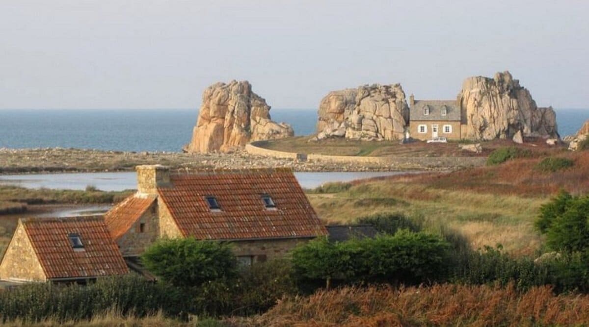 La Castel Meur se situe à Ploougrescant. 