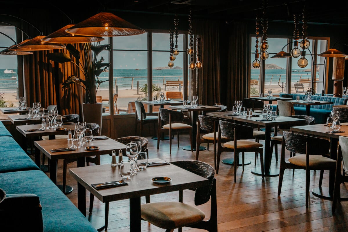 Deux restaurants vous accueillent midi et soir. @IodéeStudio
