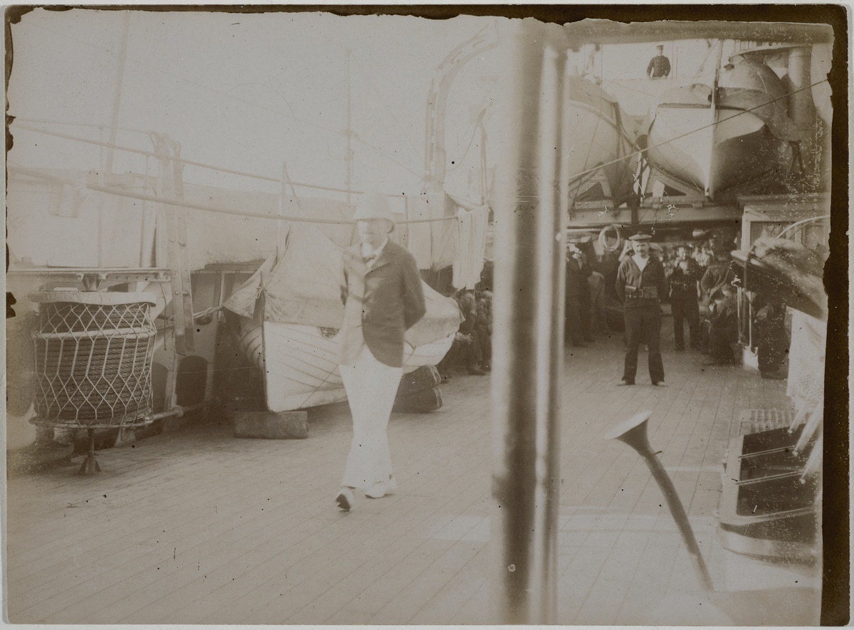 Des archives exclusives sont à retrouver comme ici, une photographie de Dreyfus se promenant à bord du Sfax. @MuséedeBretagne