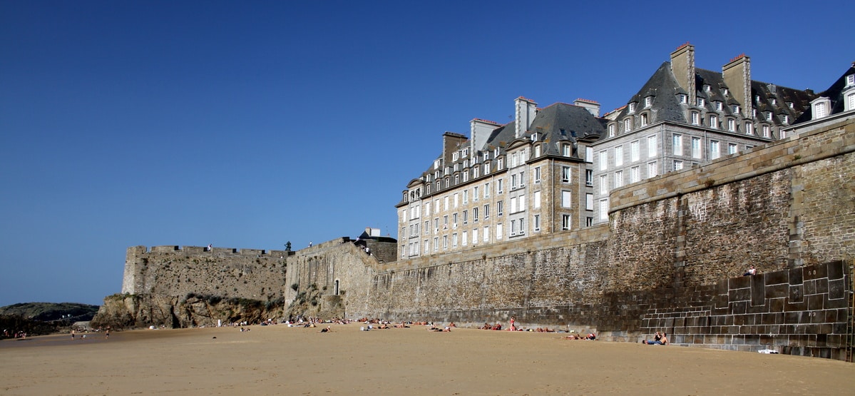 La promenade du Sillon le long des plages dure moins d'une heure. 