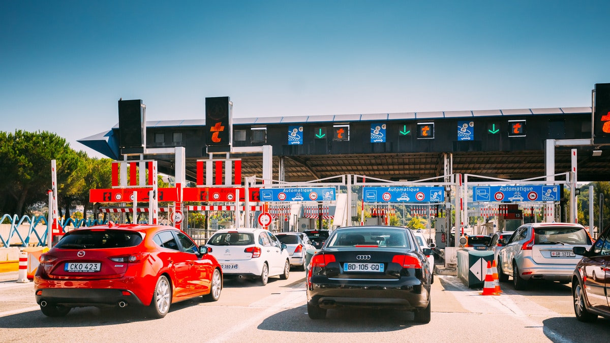 En période de vacances, les files d'attente aux péages peuvent faire perdre un temps précieux sur la route.