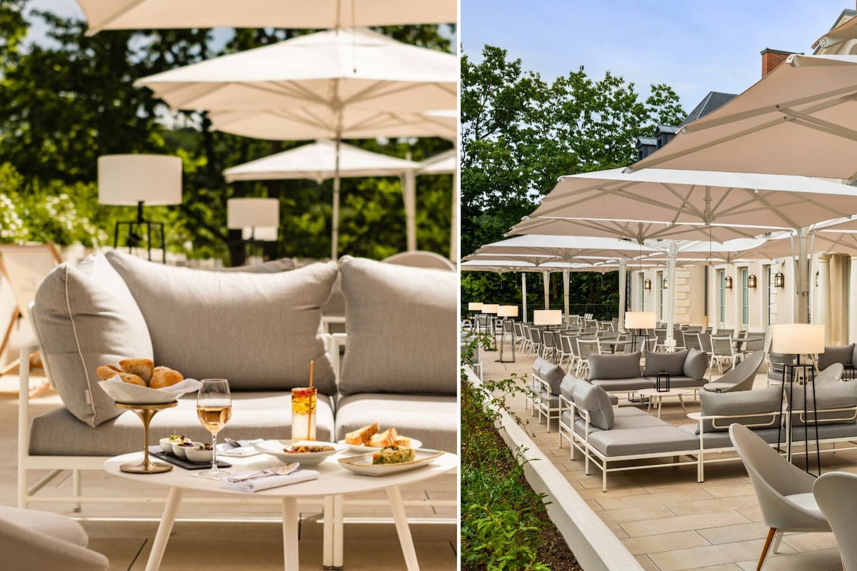 Ambiance estivale sur la Terrasse Andy du Dolce Versailles avec canapés, parasols, verres et tables en extérieur